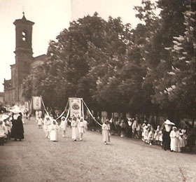La processione del 6 maggio in via Cavour con l´apertura dei bambini di Sommariva del Bosco